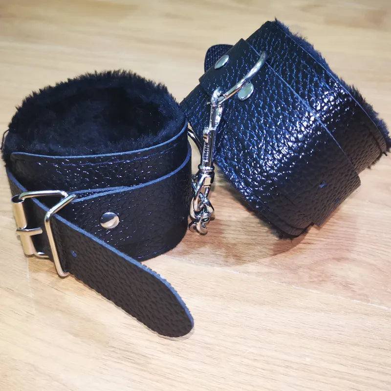 Menottes cuir et fourrure poignet ou cheville